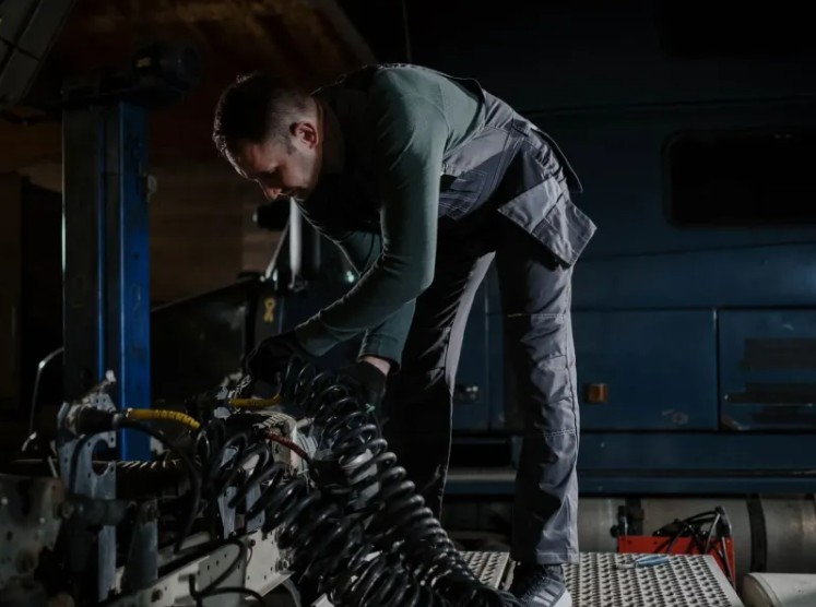 Truck Mechanics Needed in Alsip Truck Mechanics Needed in Alsip - Job Opportunity - www.sharvarok.com